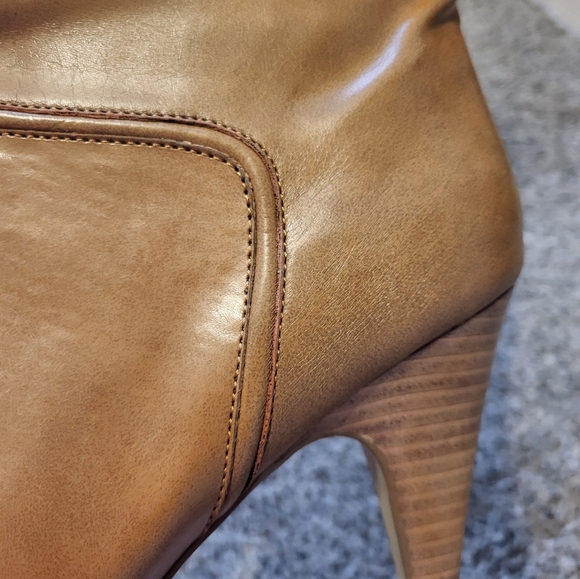 Colin Stuart Butterscotch knee-high heel faux leather boots. 9B - Picture 10 of 15